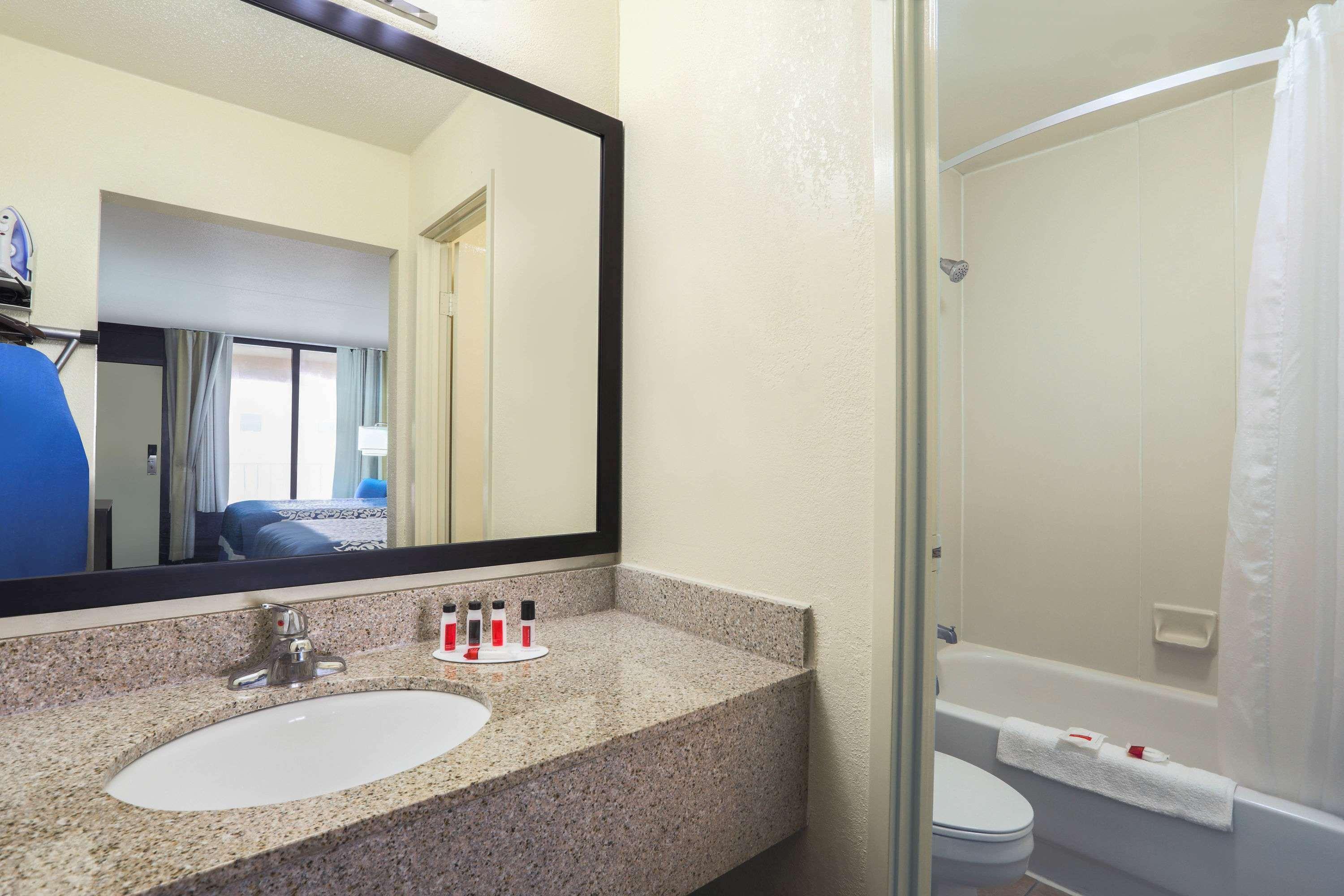 Days Inn By Wyndham Newark Wilmington Exteriér fotografie