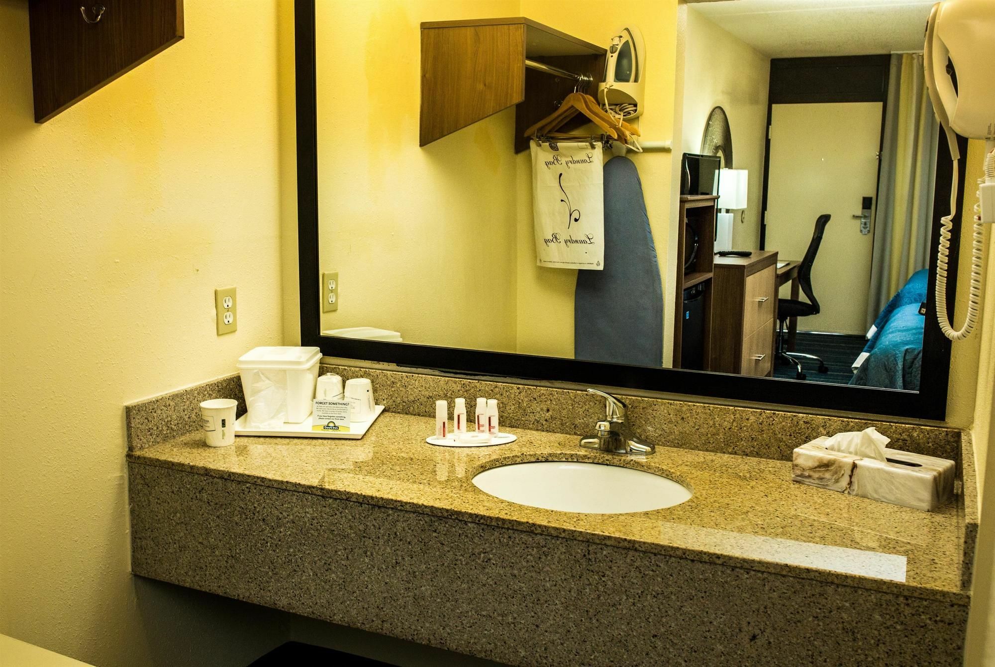 Days Inn By Wyndham Newark Wilmington Exteriér fotografie